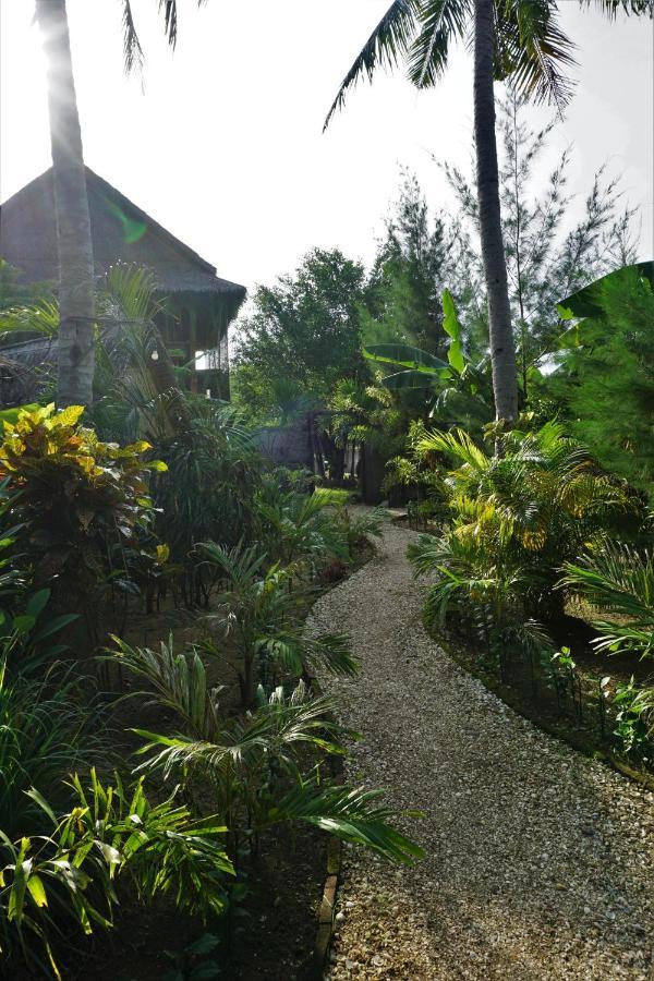 Basa-Basi Lodge Ilhas Karimunjava Exterior foto