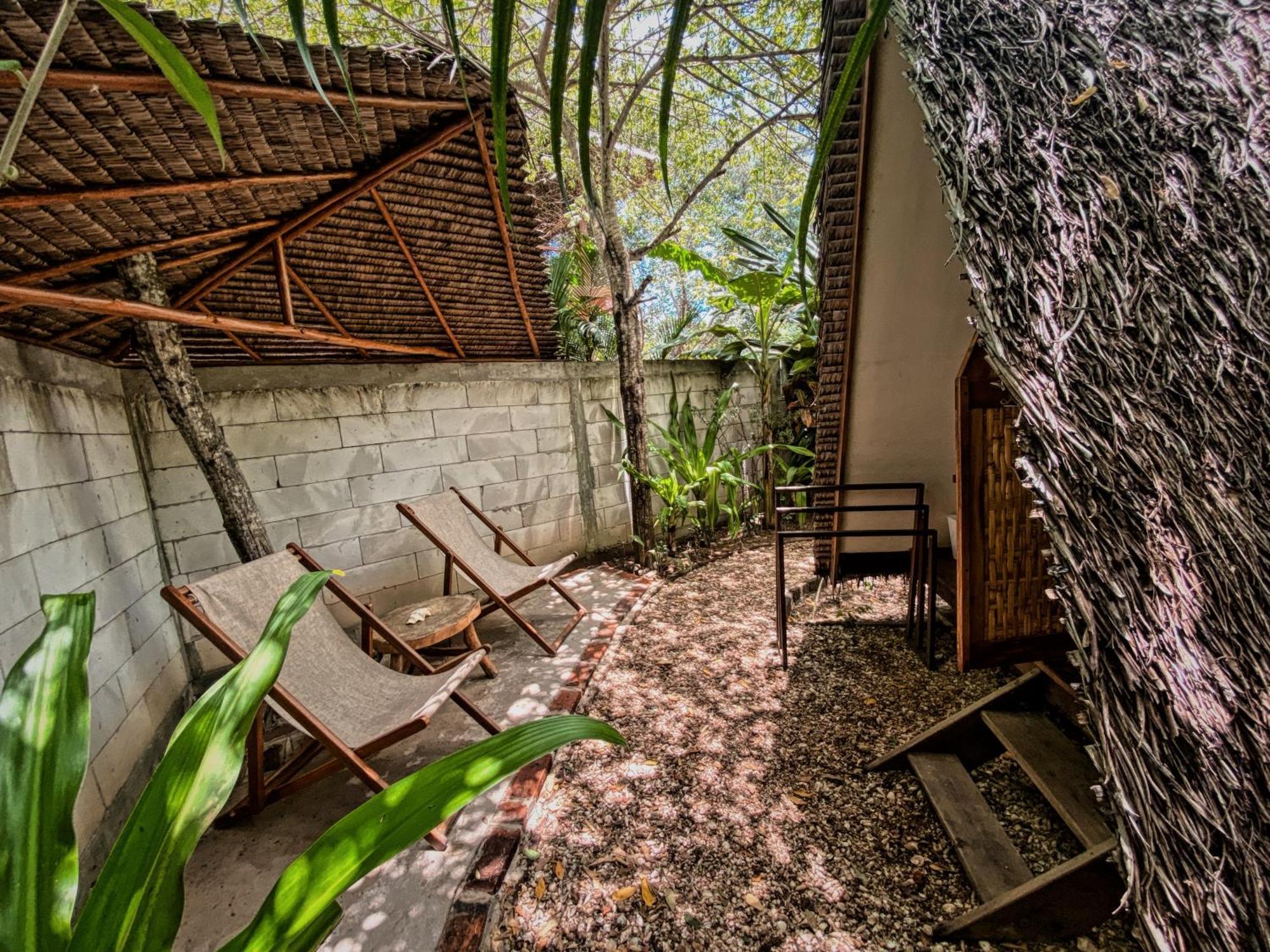 Basa-Basi Lodge Ilhas Karimunjava Exterior foto