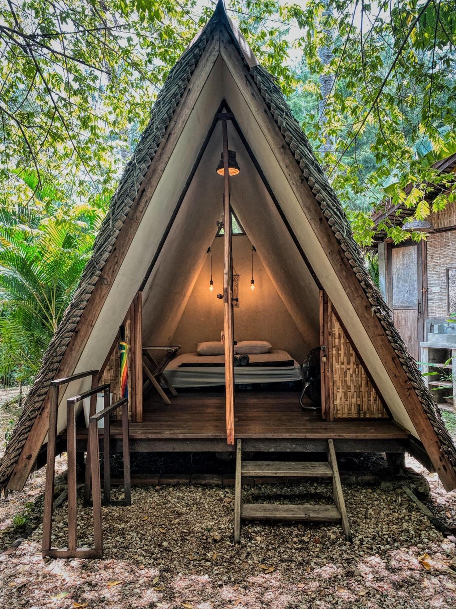 Basa-Basi Lodge Ilhas Karimunjava Exterior foto